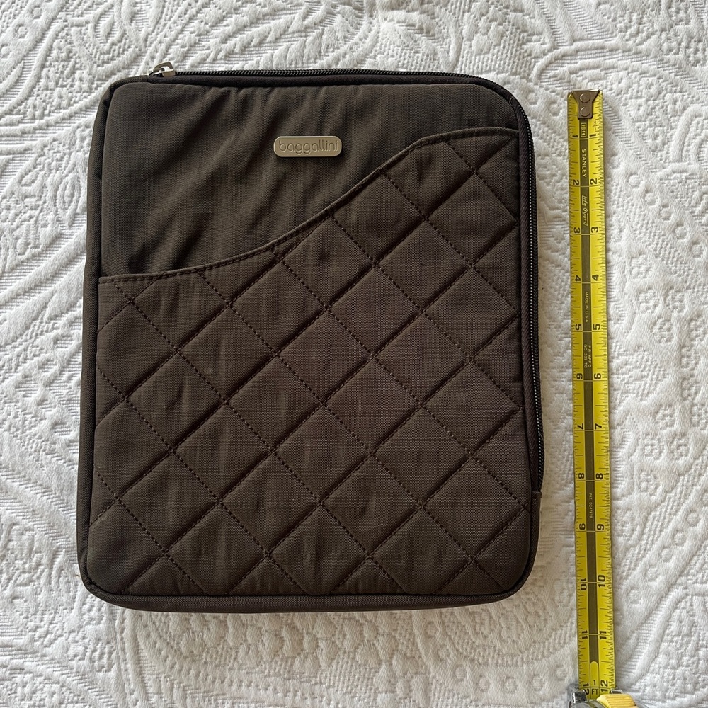 Bagallini Zippered Tablet Sleeve, Chocolate Brown Quilted iPad Cover - Picture 4 of 5